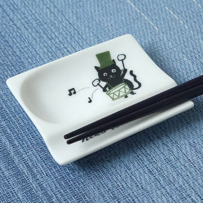 ゼルポティエ おもてなしレスト シンジカトウ の かわいいネコのイラストが彩る美濃焼小皿 箸置き付き小皿 日本製 Shinzi katoh